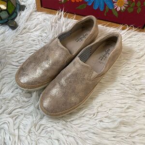 Clarks Women's Marie Pearl Beige Slip-On Sneakers Size 9 Casual